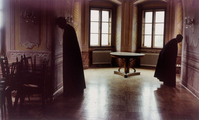 Auf diesem Bild ist das folgende Kunstwerk zu sehen: Erwin Wurm. Pater Liborius und Frater Winfried, aus der Serie „Brothers and Sisters“. 2001.