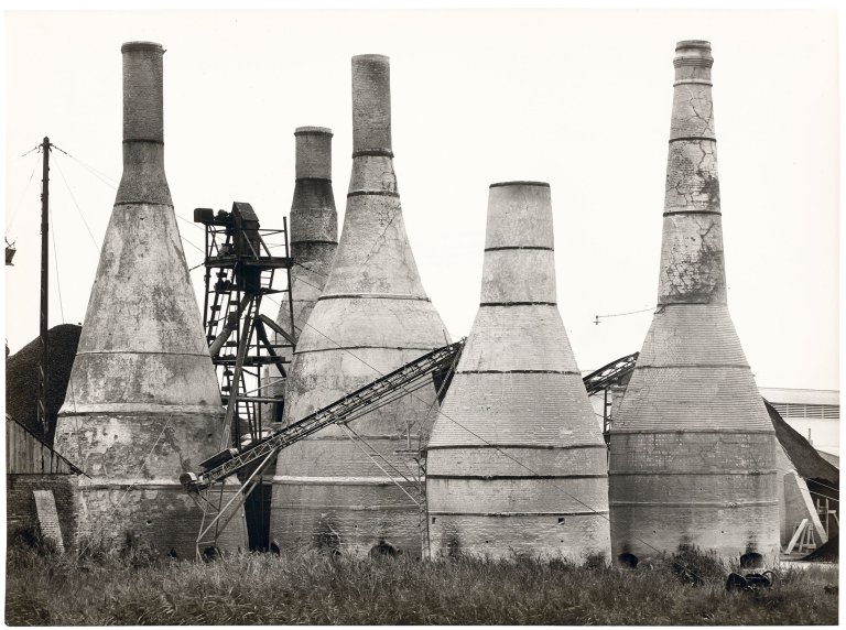 Auf diesem Bild ist das folgende Kunstwerk zu sehen: Bernd und Hilla Becher (Siegen 1931 - 2007 Rostock / Potsdam 1934 - 2015 Düsseldorf). „Kalköfen in Harlingen, Nordholland“. 1963.