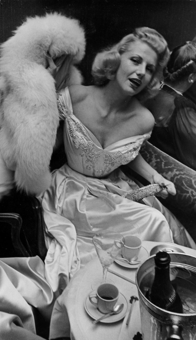 Auf diesem Bild ist das folgende Kunstwerk zu sehen: Jakob Tuggener. Blonde Frau, Grand Hotel Dolder, Zürich. 1948.