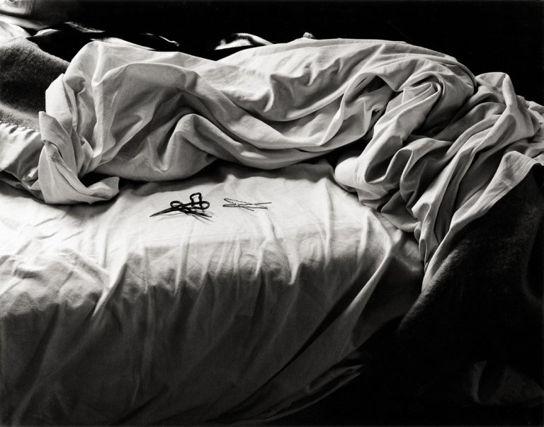 Auf diesem Bild ist das folgende Kunstwerk zu sehen: Imogen Cunningham. The Unmade Bed. 1957.