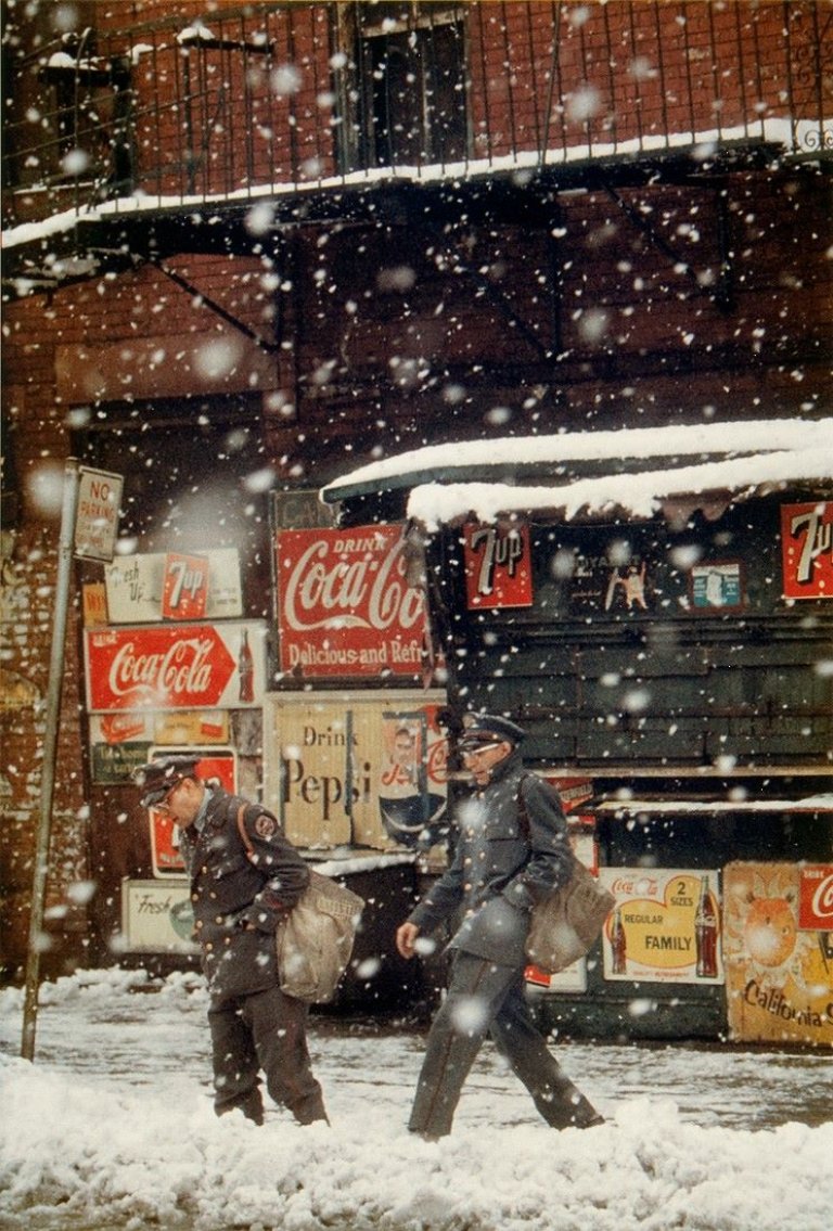 Auf diesem Bild ist das folgende Kunstwerk zu sehen: Saul Leiter. Postmen. 1952.