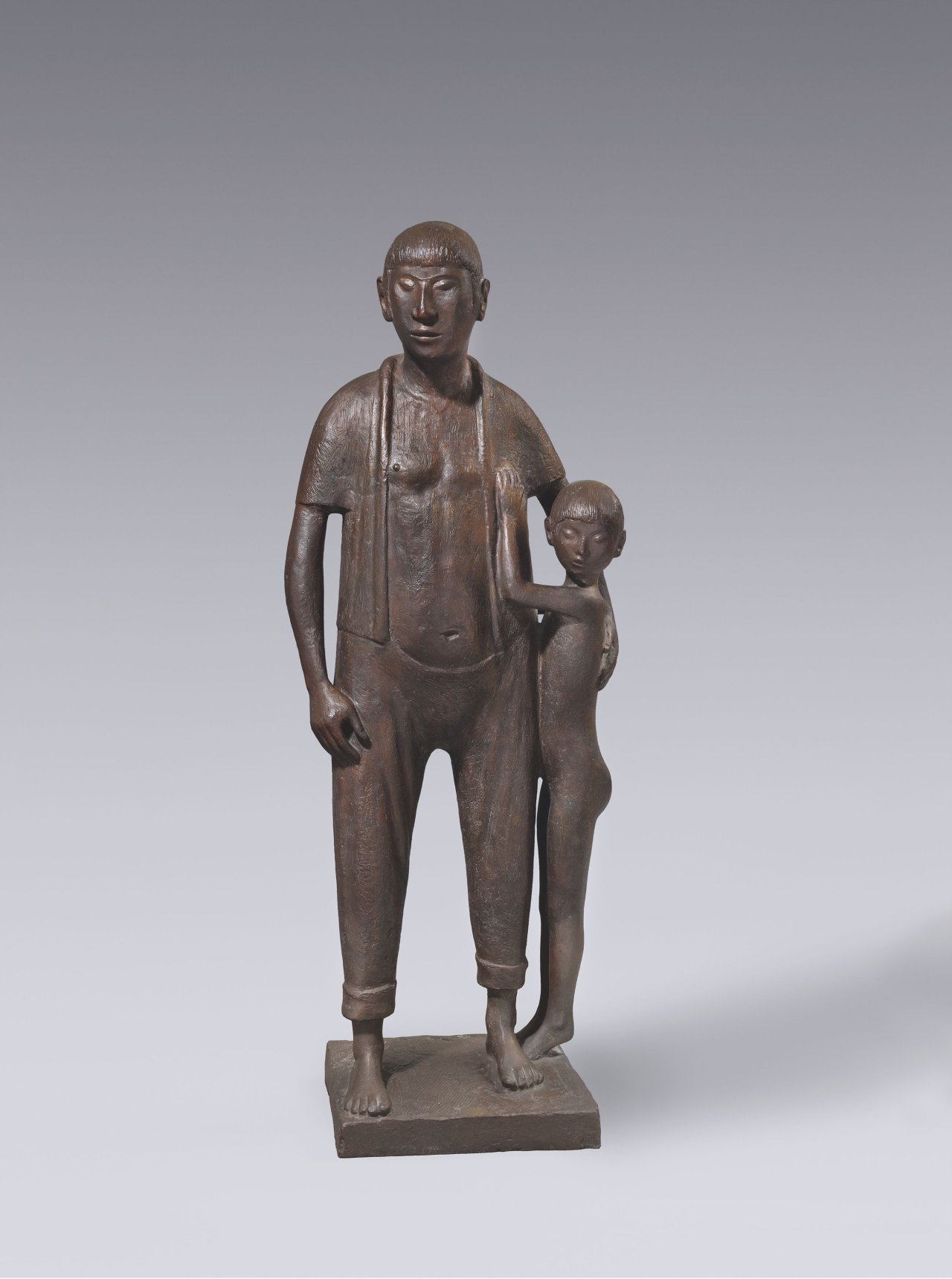 Auf diesem Bild ist das folgende Kunstwerk zu sehen: Gerhard Marcks. „Indianer mit Kind“. 1964.