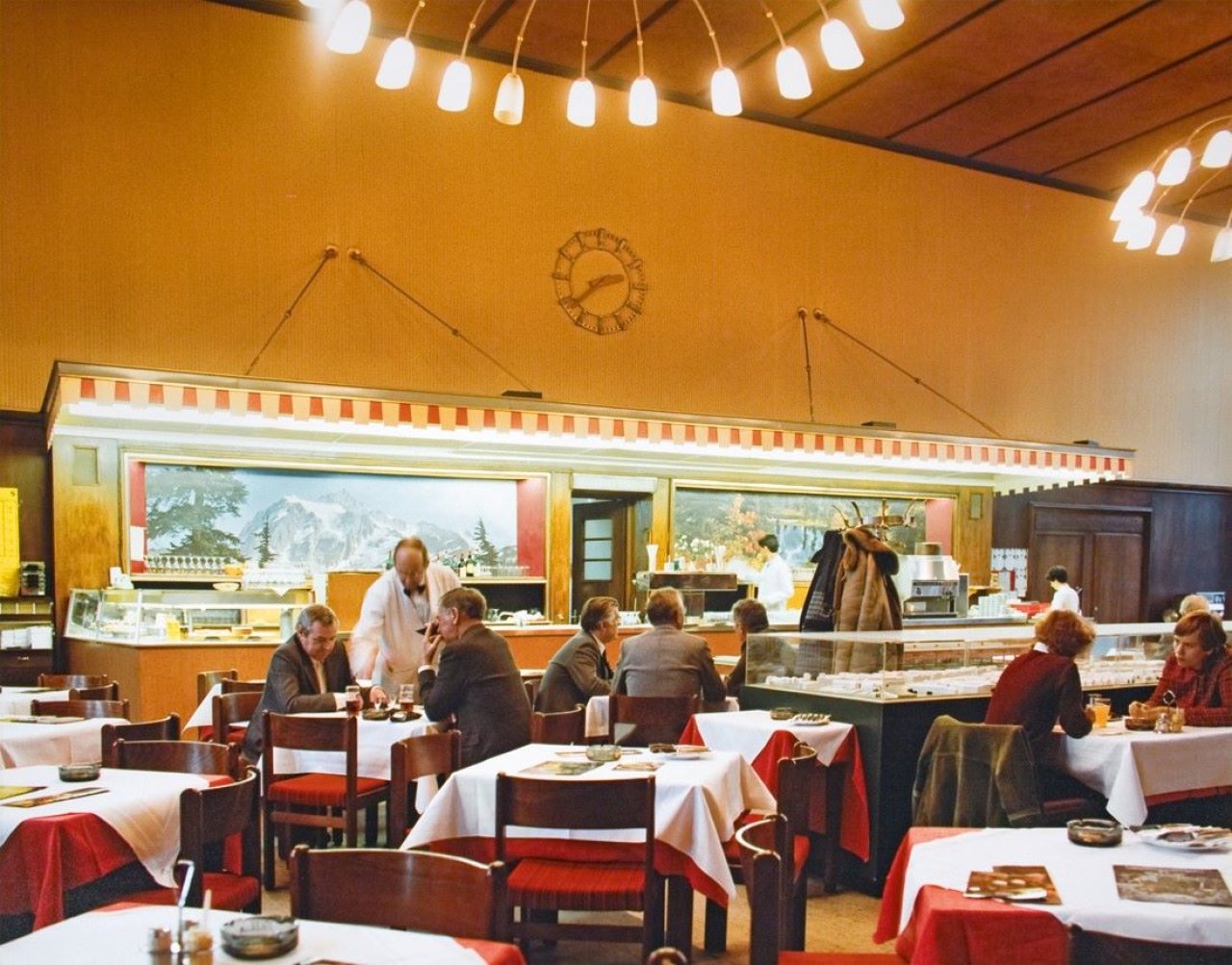 Auf diesem Bild ist das folgende Kunstwerk zu sehen: Candida Höfer. Wartesaal Düsseldorf. 1981.