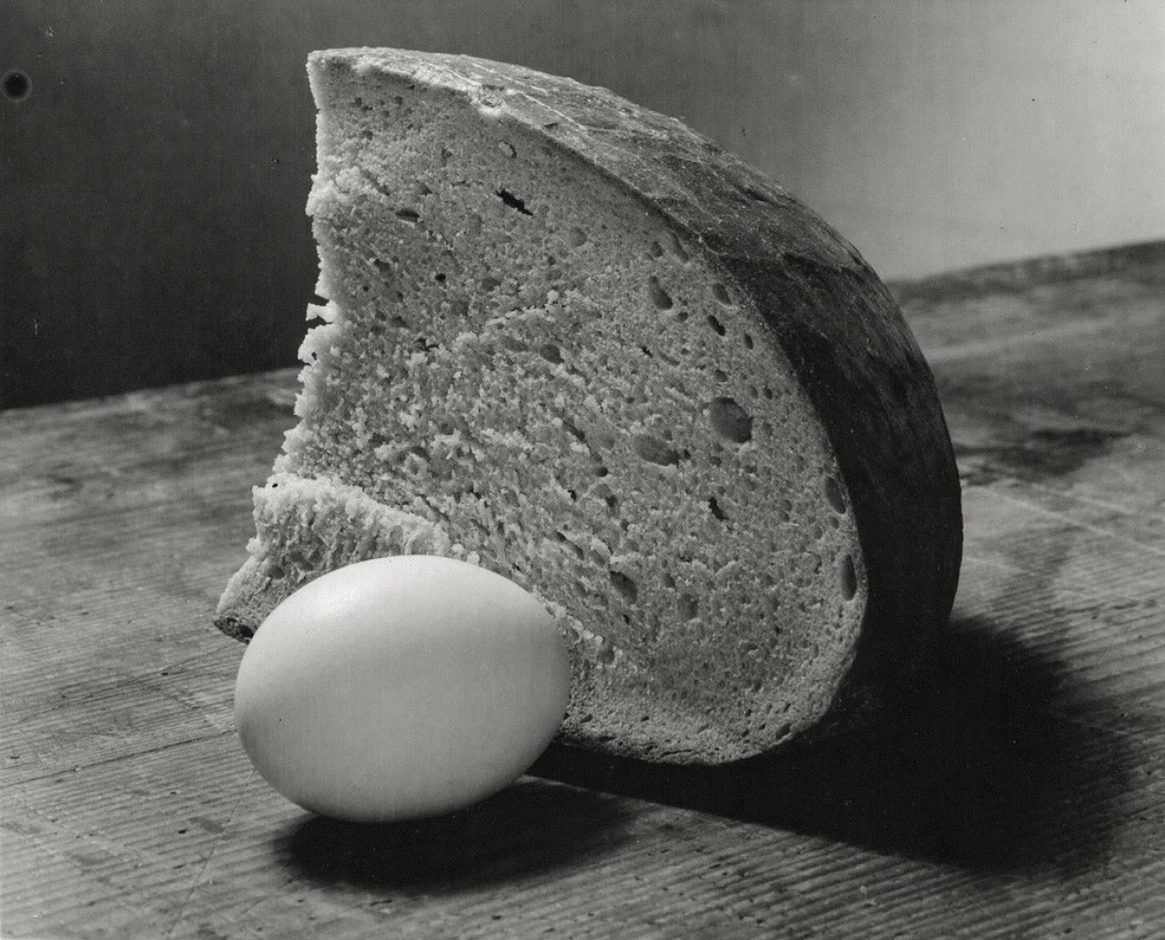 Auf diesem Bild ist das folgende Kunstwerk zu sehen: Josef Sudek. Ohne Titel (Stilleben mit Brot und Ei). 1951.