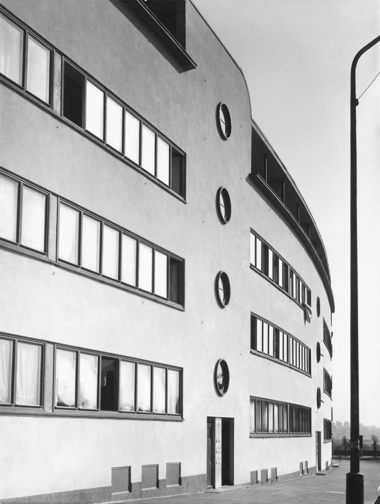 Auf diesem Bild ist das folgende Kunstwerk zu sehen:  Wolff & Tritschler (Dr. Paul Wolff & Alfred Tritschler). Rundhaus in der Hadrianstrasse, Siedlung Römerstadt, Frankfurt am Main, Architekt: Ernst May. Um 1928–1929.