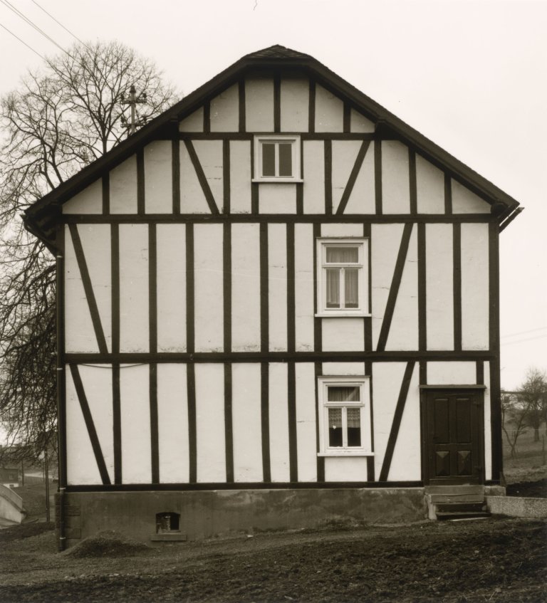 Auf diesem Bild ist das folgende Kunstwerk zu sehen: Bernd und Hilla Becher (Siegen 1931 - 2007 Rostock / Potsdam 1934 - 2015 Düsseldorf). Fachwerkhaus in Heisberg, Siegen. 1978.
