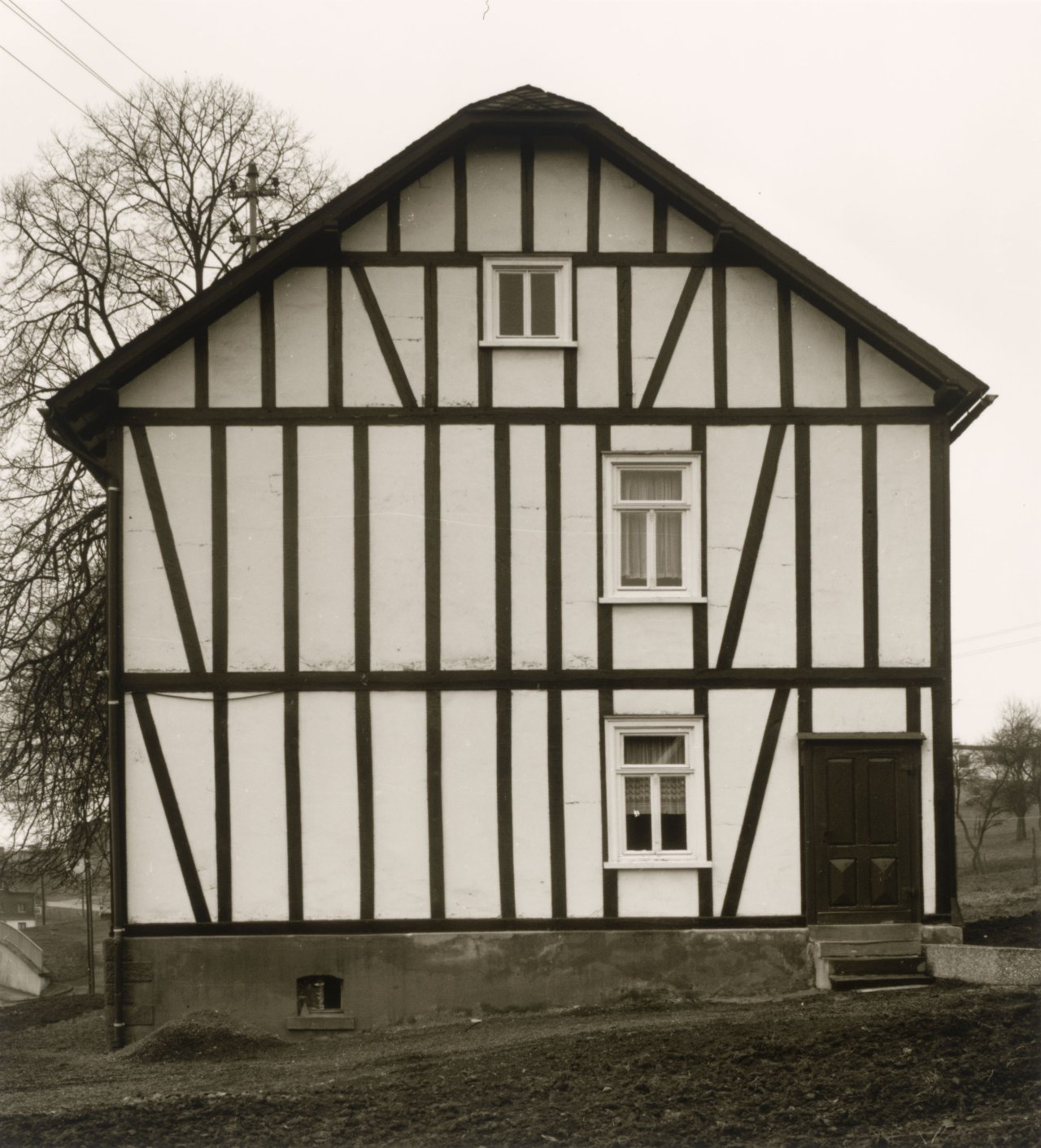 Auf diesem Bild ist das folgende Kunstwerk zu sehen: Bernd und Hilla Becher (Siegen 1931 - 2007 Rostock / Potsdam 1934 - 2015 Düsseldorf). Fachwerkhaus in Heisberg, Siegen. 1978.