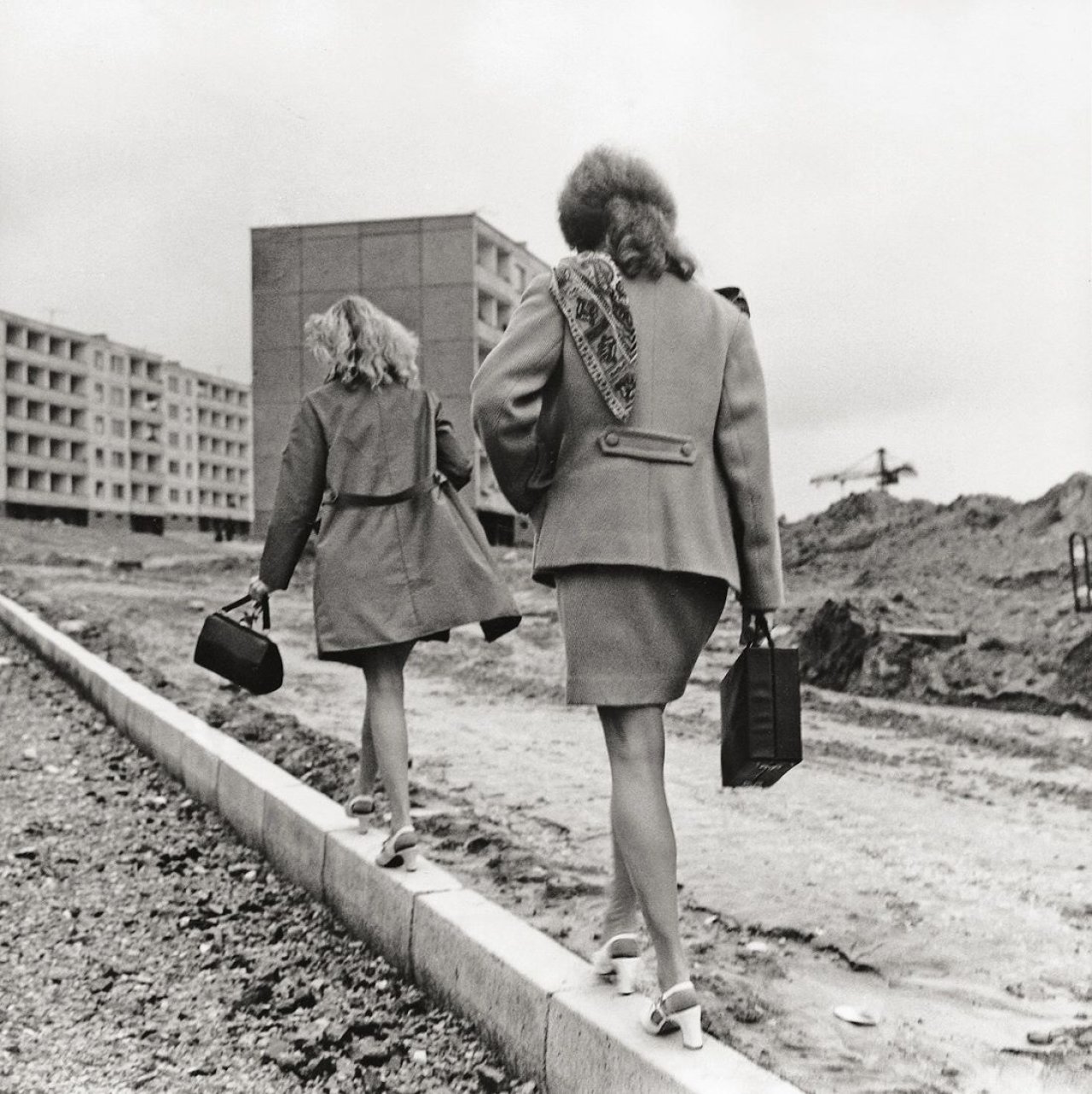 Auf diesem Bild ist das folgende Kunstwerk zu sehen: Antanas Sutkus. „The start of Lazdynai District. Pavement, Vilnius“. 1976.
