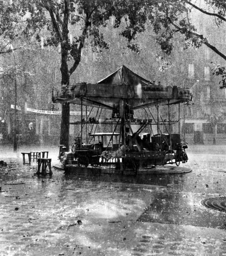 Auf diesem Bild ist das folgende Kunstwerk zu sehen: Robert Doisneau. „Le manège de Monsieur Barré“, Place de la Mairie, Paris. 1955.