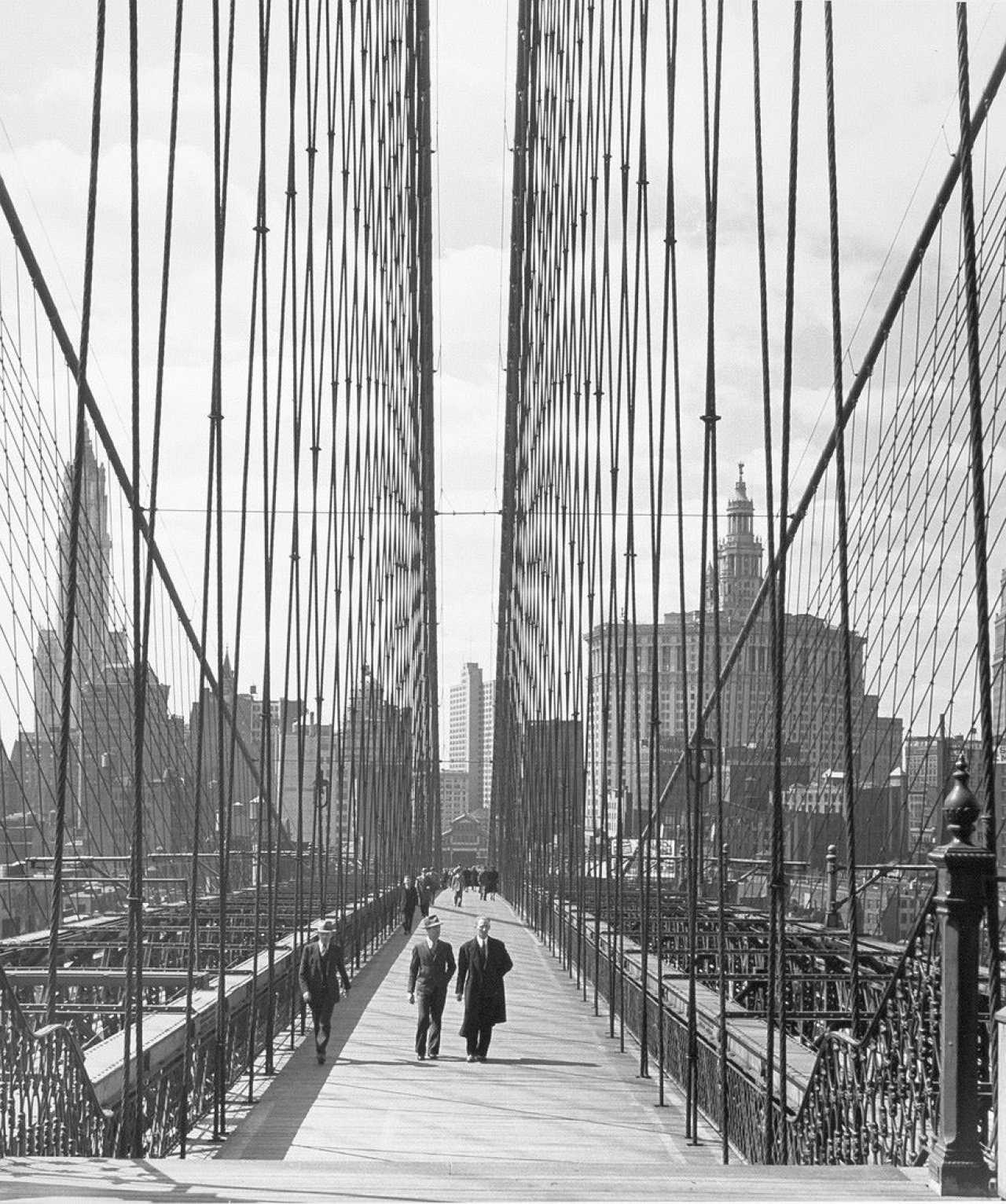 Auf diesem Bild ist das folgende Kunstwerk zu sehen: Andreas Feininger. Fußgänger auf der Brooklyn Bridge. 1942.