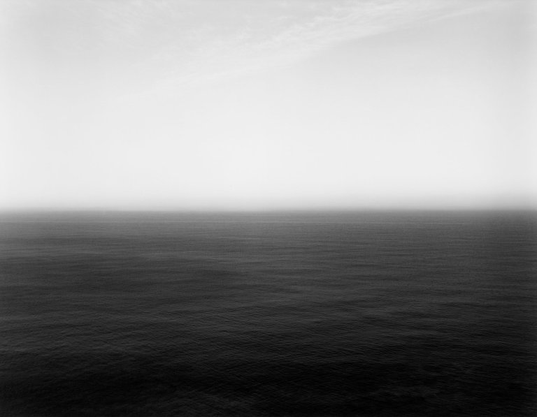Auf diesem Bild ist das folgende Kunstwerk zu sehen: Hiroshi Sugimoto. „Sea of Japan Hokkaido II“, aus der Serie „Seascapes“. 1986.
