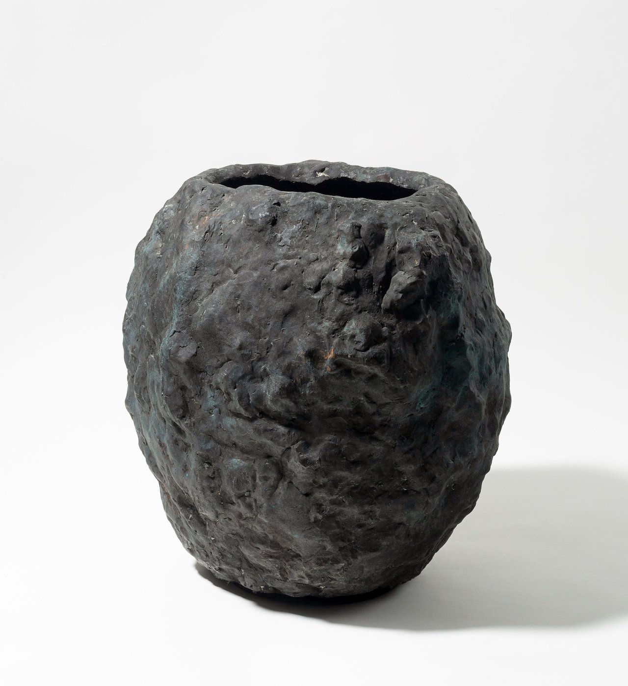 Auf diesem Bild ist das folgende Kunstwerk zu sehen:  Armando . Die Urne. 1995.