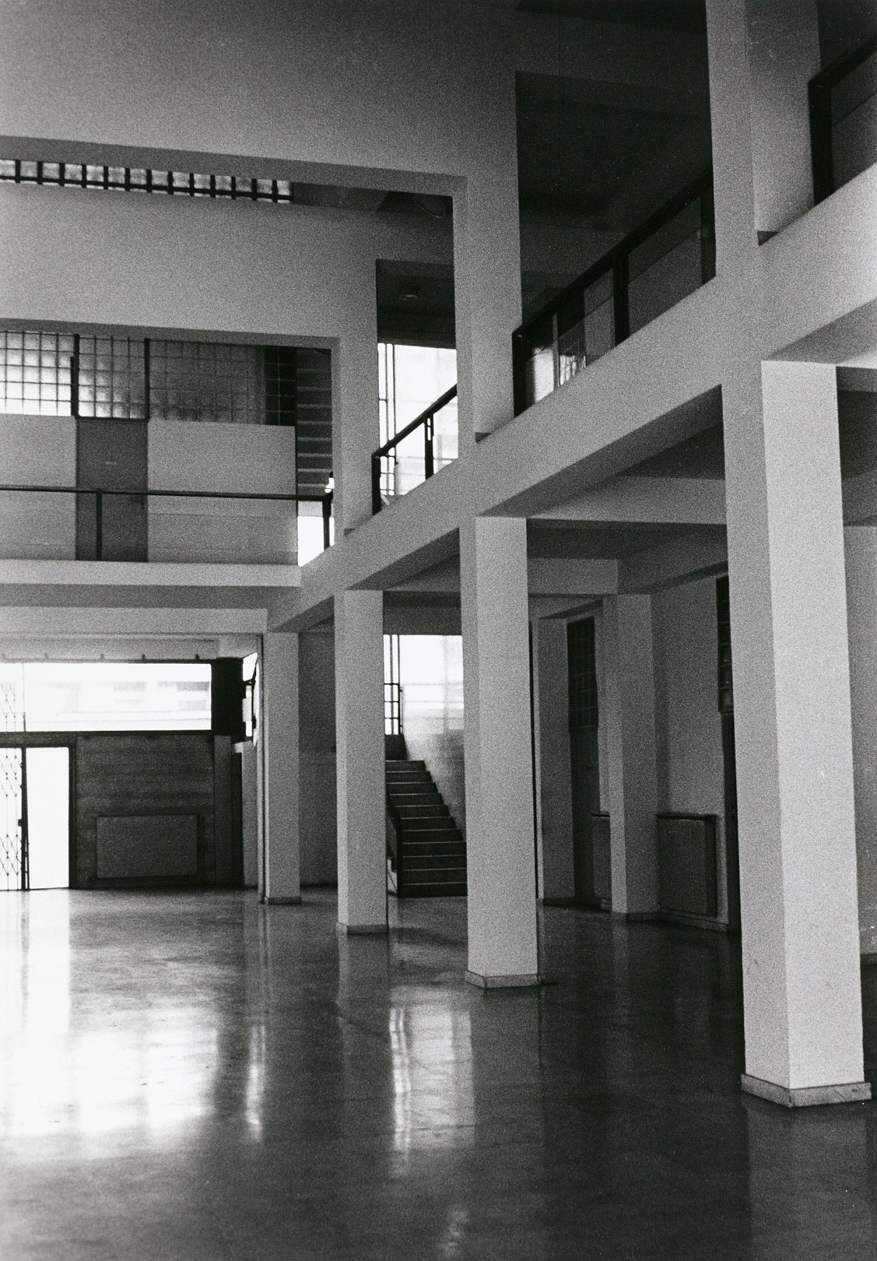 Auf diesem Bild ist das folgende Kunstwerk zu sehen: Günther Förg. Architekturansichten. 1995/96.