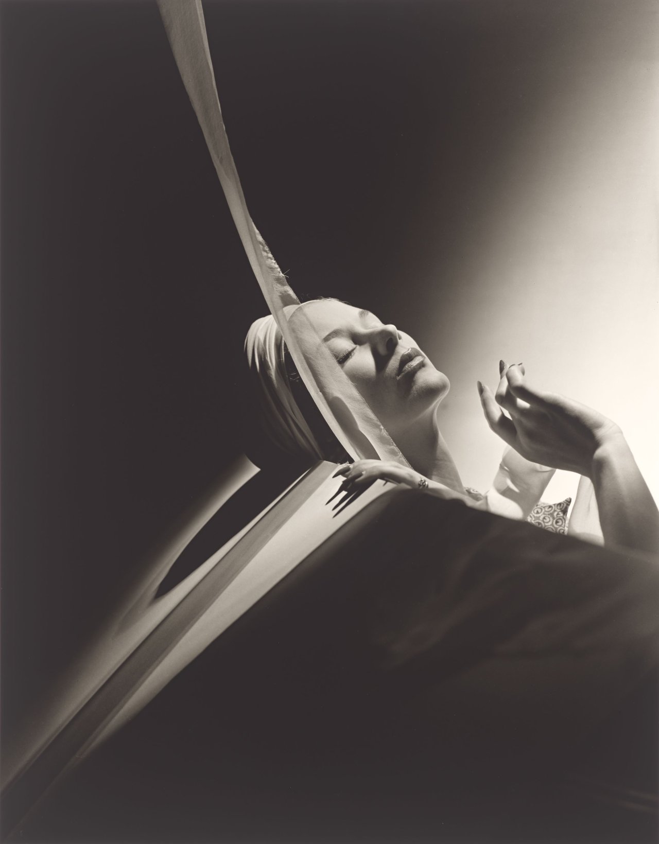 Auf diesem Bild ist das folgende Kunstwerk zu sehen: Horst P. Horst (d.i. Horst Paul Albert Bohrmann). Lisa with Turban, New York. 1940.