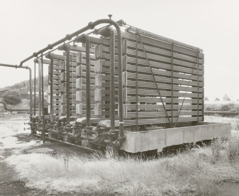 Auf diesem Bild ist das folgende Kunstwerk zu sehen: Bernd und Hilla Becher (Siegen 1931 - 2007 Rostock / Potsdam 1934 - 2015 Düsseldorf). „KÜHLER, ZECHE HANNOVER BOCHUM“. 1973.