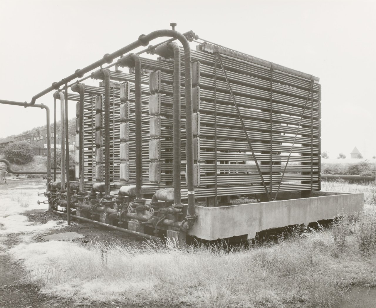 Auf diesem Bild ist das folgende Kunstwerk zu sehen: Bernd und Hilla Becher (Siegen 1931 - 2007 Rostock / Potsdam 1934 - 2015 Düsseldorf). „KÜHLER, ZECHE HANNOVER BOCHUM“. 1973.