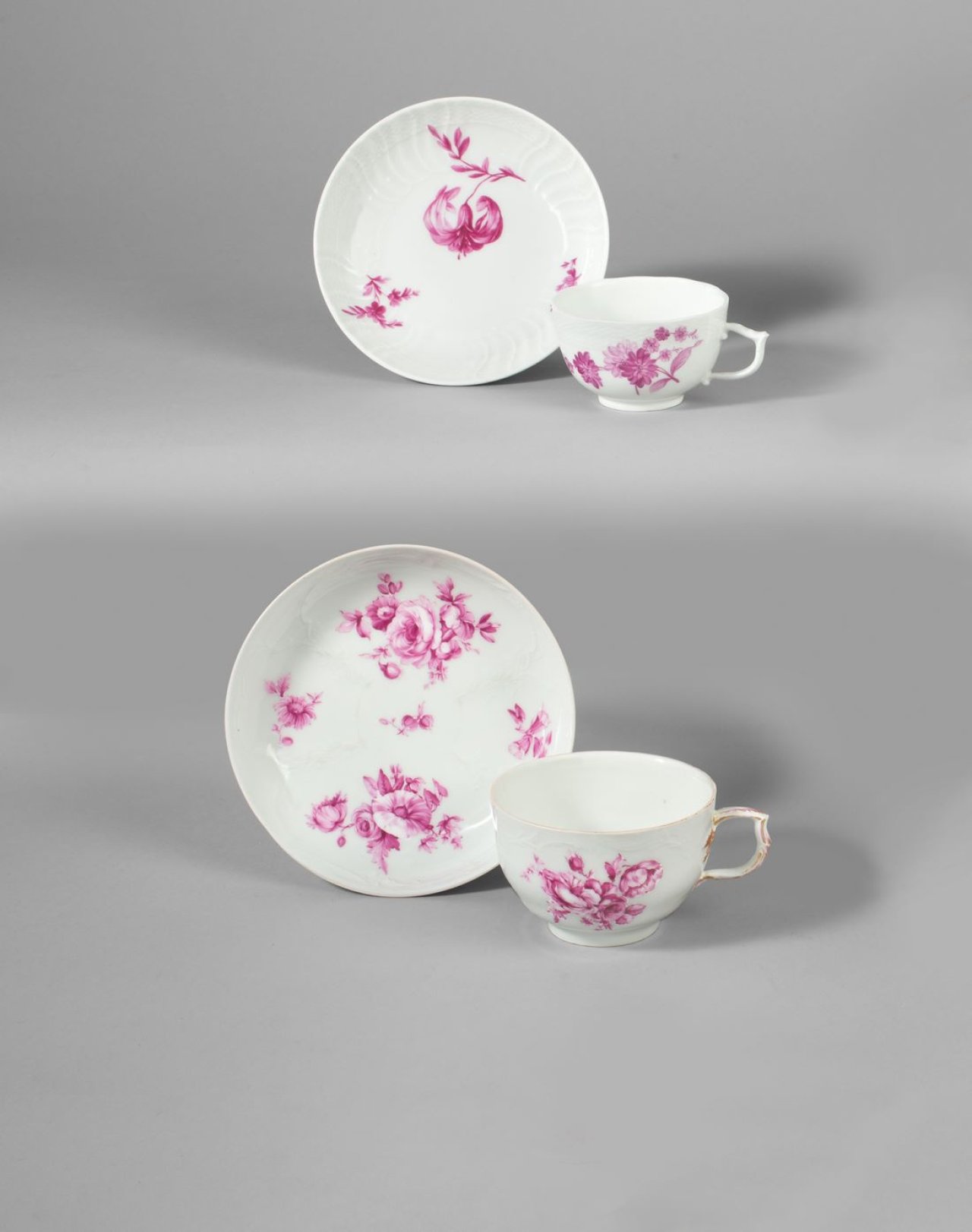 Auf diesem Bild ist das folgende Kunstwerk zu sehen:  KPM Königliche Porzellan-Manufaktur Berlin. Mokkatasse und Untertasse Neuozier mit Blumenmalerei in Purpur. Um 1780.