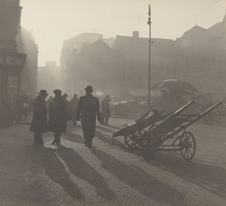 Auf diesem Bild ist das folgende Kunstwerk zu sehen: Jaroslav Kysela. „Jitro na Uhelném trhu. Le matin en vieille Prague“ (Morgen am Kohlenmarkt. Am Morgen im alten Prag). 1930er Jahre.