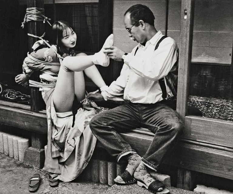 Auf diesem Bild ist das folgende Kunstwerk zu sehen: Nobuyoshi Araki. Ohne Titel, aus der Serie „Bizarre Tales in India Ink“. 1992.