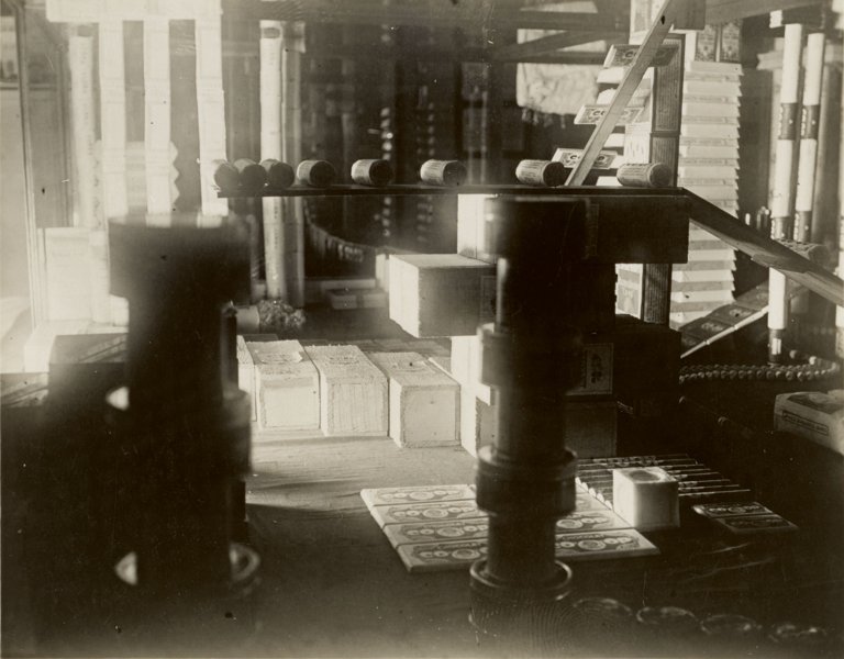 Auf diesem Bild ist das folgende Kunstwerk zu sehen: Hannes Meyer. Vitrine Co-op. 1924.