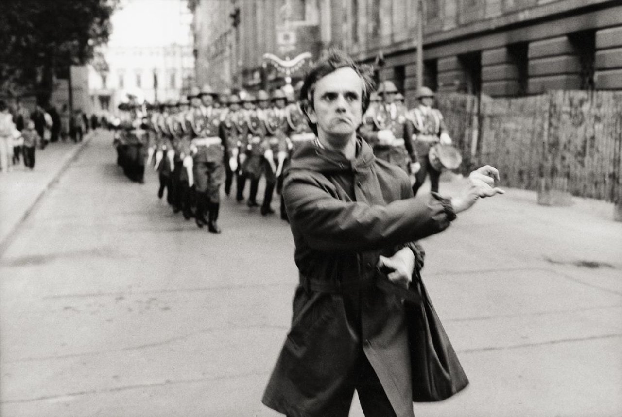 Catalog image of „Der Führer, Berlin“, aus dem Zyklus „Straßenbild“, 1977–1989. 1987