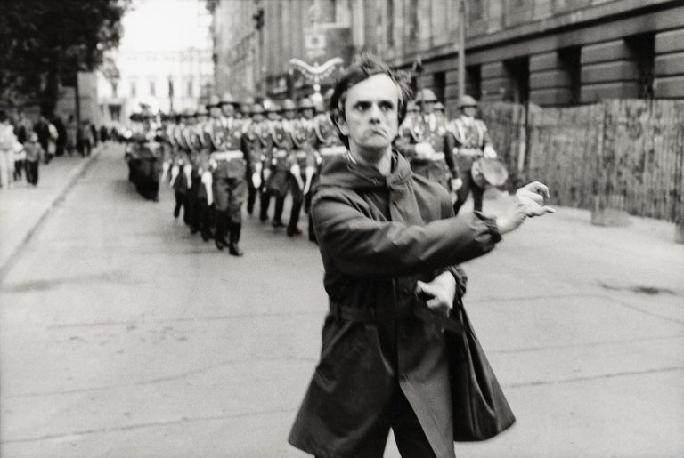 Auf diesem Bild ist das folgende Kunstwerk zu sehen: Gundula Schulze Eldowy. „Der Führer, Berlin“, aus dem Zyklus „Straßenbild“, 1977–1989. 1987.