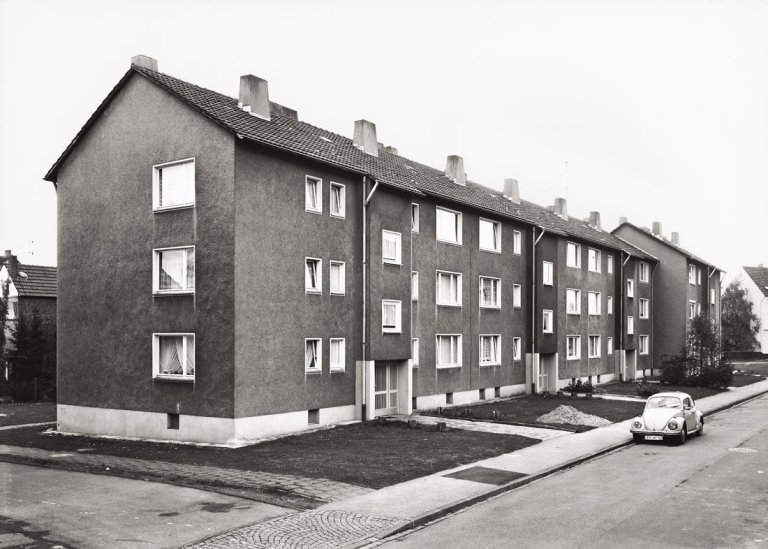 Auf diesem Bild ist das folgende Kunstwerk zu sehen: Thomas Struth. „Leverkusen“ (Friedrich-Engels-Straße). 1980.