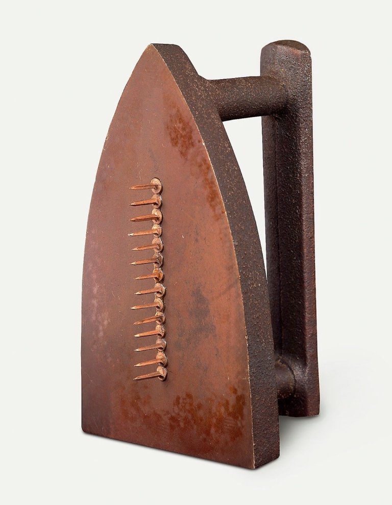 Auf diesem Bild ist das folgende Kunstwerk zu sehen:  Man Ray. „Cadeau“. 1921/74.