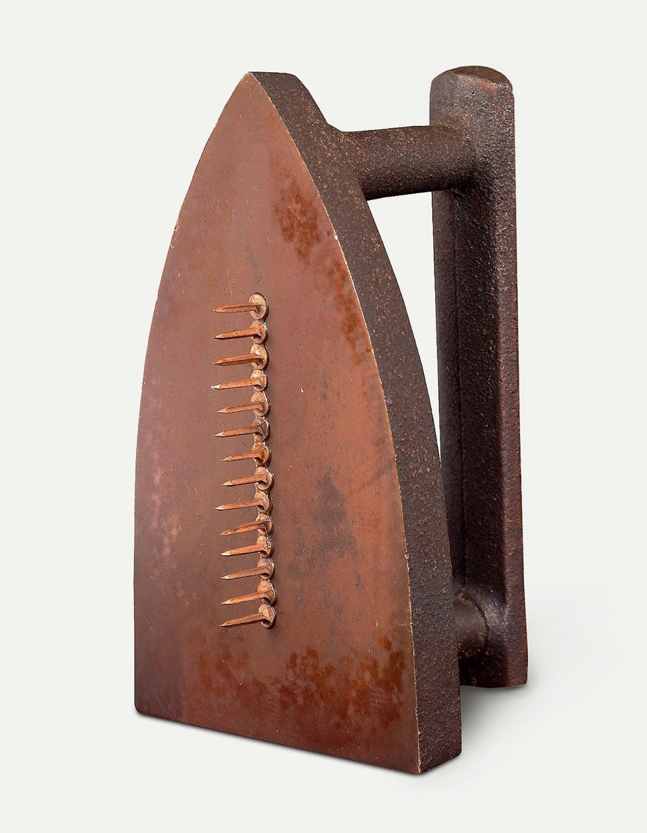 Auf diesem Bild ist das folgende Kunstwerk zu sehen:  Man Ray. „Cadeau“. 1921/74.