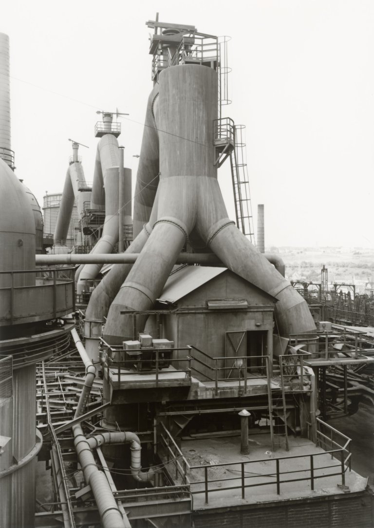 Auf diesem Bild ist das folgende Kunstwerk zu sehen: Bernd und Hilla Becher (Siegen 1931 - 2007 Rostock / Potsdam 1934 - 2015 Düsseldorf). Hochofen, Völklingen, Saar, Deutschland. 1986.