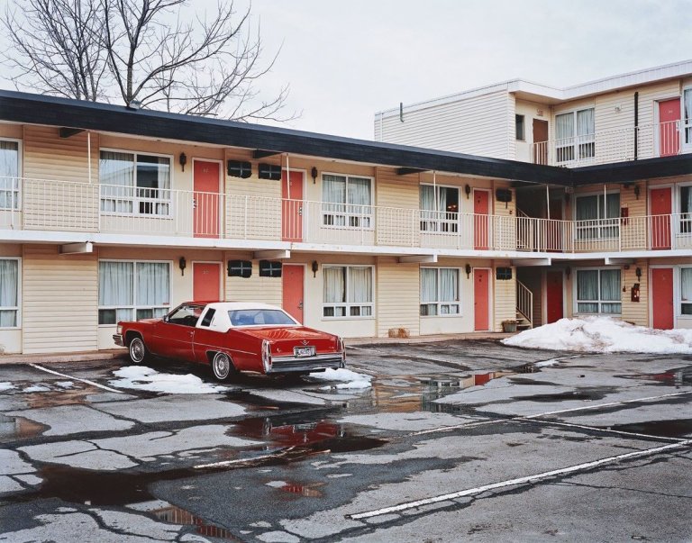 Auf diesem Bild ist das folgende Kunstwerk zu sehen: Alec Soth. Fairway Motor Inn. 2005.
