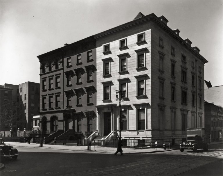 Auf diesem Bild ist das folgende Kunstwerk zu sehen: Berenice Abbott. Fifth Avenue houses, nos. 4, 6 and 8. 1936.