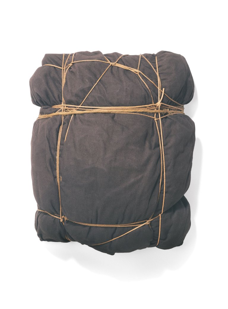 Auf diesem Bild ist das folgende Kunstwerk zu sehen:  Christo. Empaquetage. 1963.