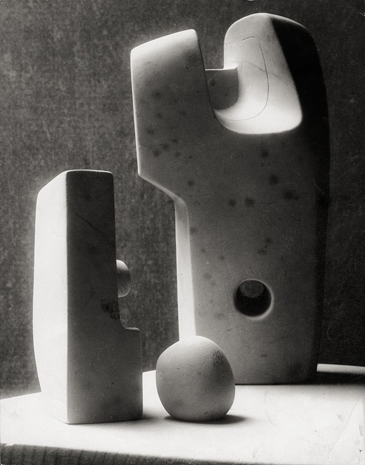 Auf diesem Bild ist das folgende Kunstwerk zu sehen: Henry Moore. „Three Forms, 1934, Stone“. 1934–1940.