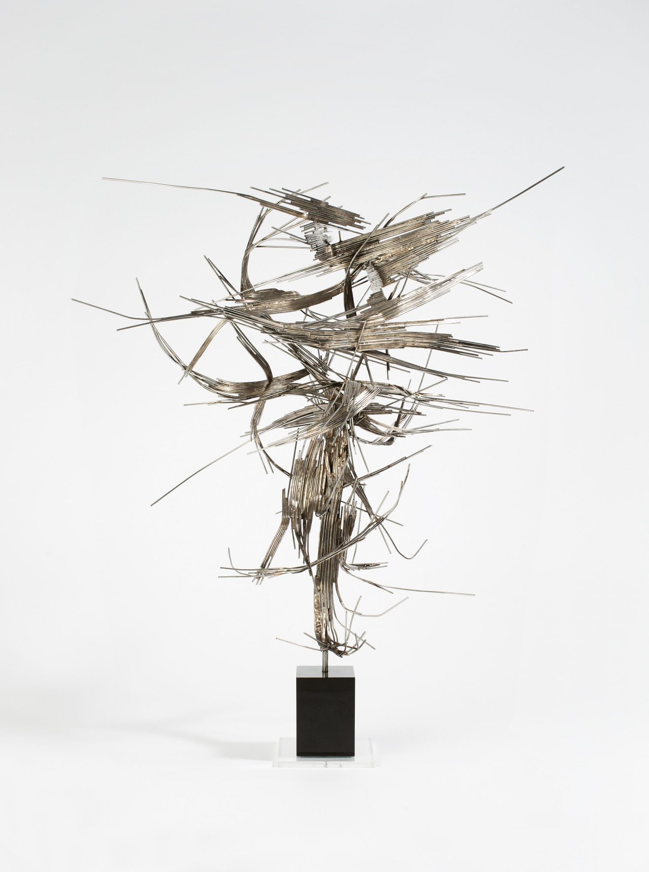 Auf diesem Bild ist das folgende Kunstwerk zu sehen: Norbert Kricke. Raumplastik „Chi“. 1961.