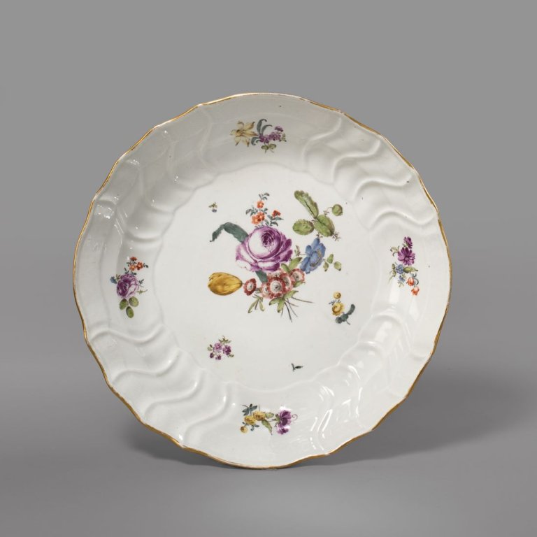 Auf diesem Bild ist das folgende Kunstwerk zu sehen:  Porzellanmanufaktur Meissen. Große runde Schüssel mit Neuozier-Relief, Deutsche Blumen und goldener Randkante. Um 1740/50.