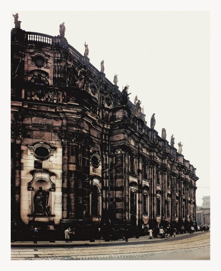 Auf diesem Bild ist das folgende Kunstwerk zu sehen: Andreas Gursky. „Dresden“. 1988.