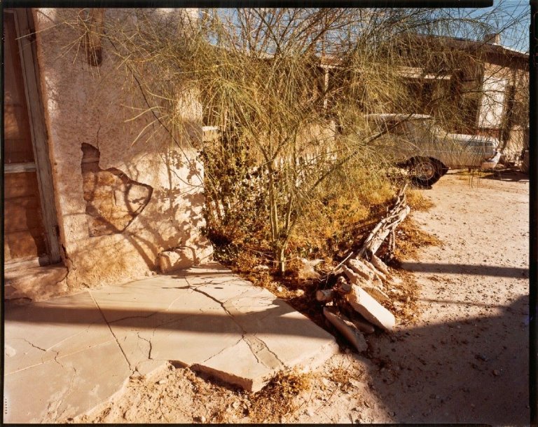 Auf diesem Bild ist das folgende Kunstwerk zu sehen: Stephen Shore. „Hoff Ave., Tucson, Arizona“. 1976.