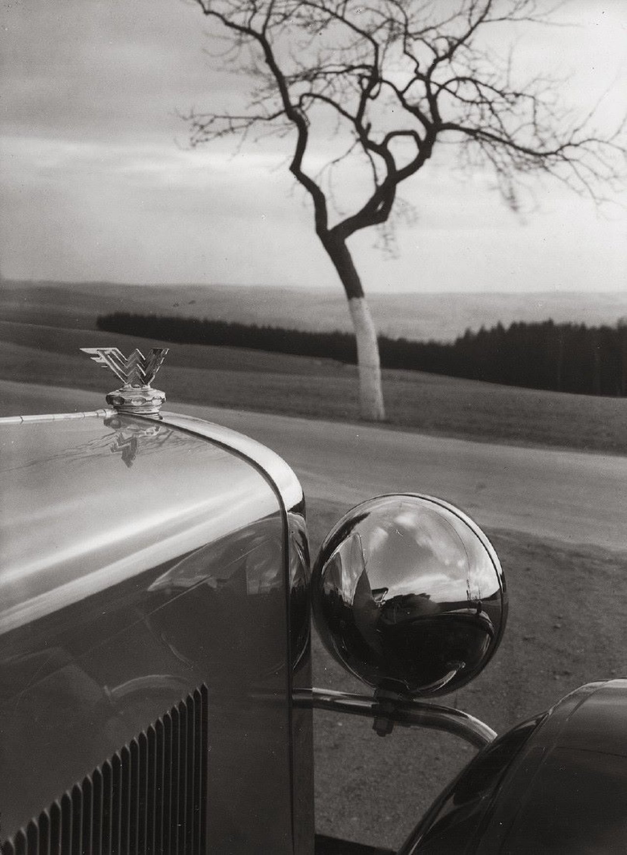 Auf diesem Bild ist das folgende Kunstwerk zu sehen: Dr. Paul Wolff. Ohne Titel (Scheinwerfer). 1933.