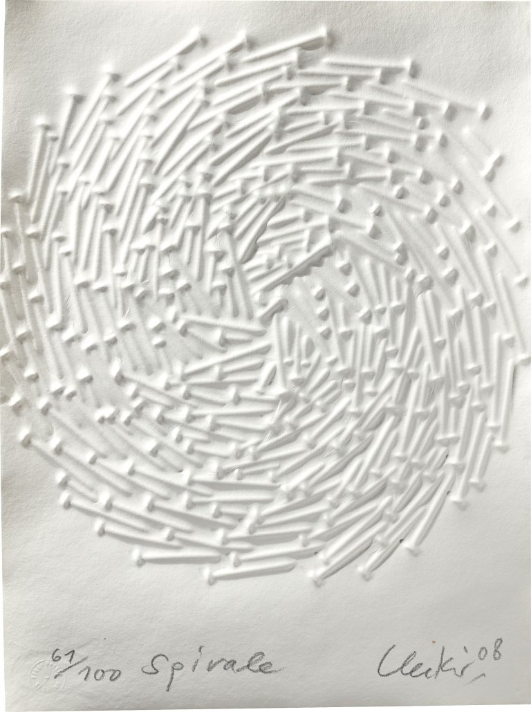 Auf diesem Bild ist das folgende Kunstwerk zu sehen: Günther Uecker. „Spirale“. 2008.
