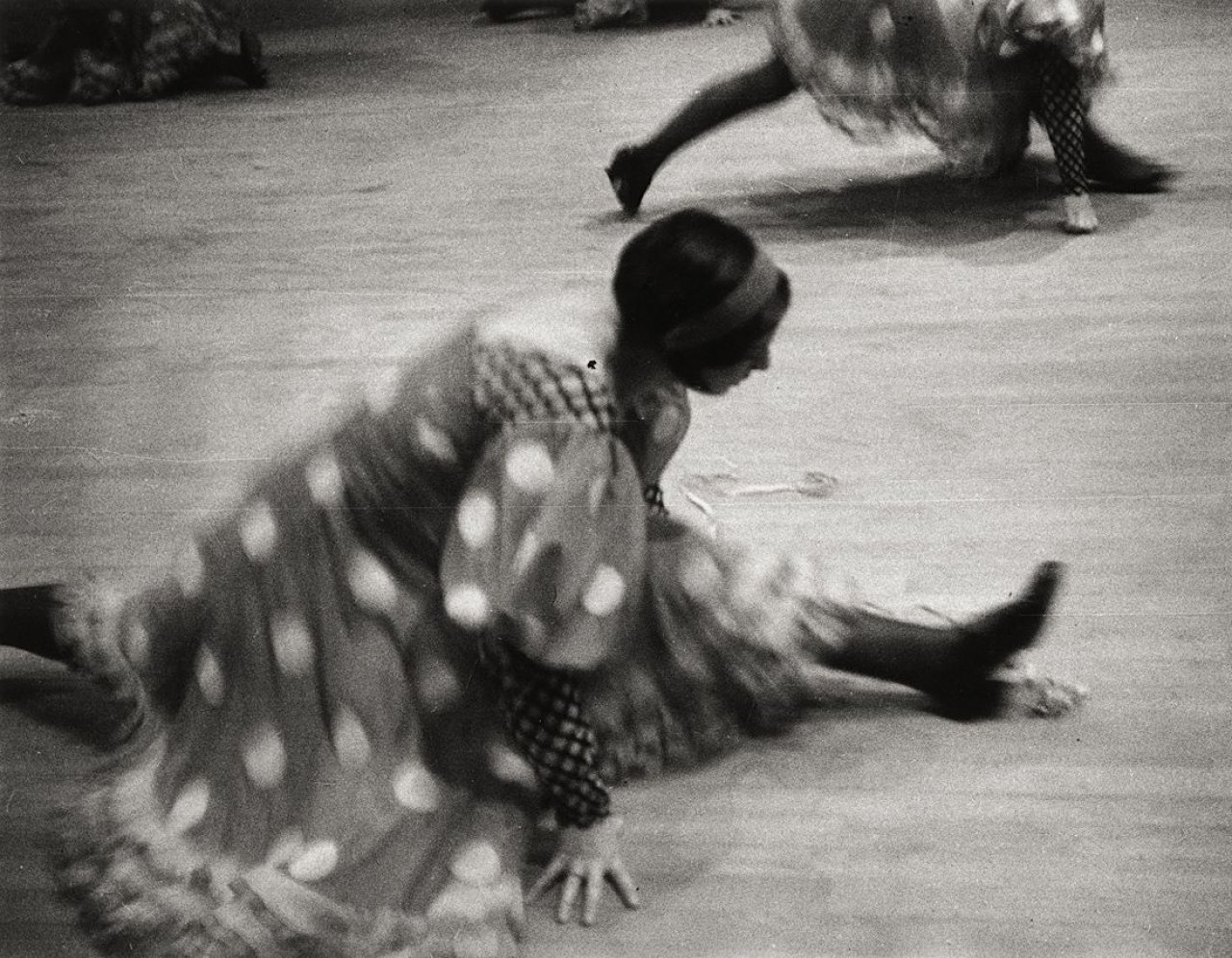 Auf diesem Bild ist das folgende Kunstwerk zu sehen: Ilse Bing. Cancan Dancer, Moulin-Rouge, Paris. 1931.