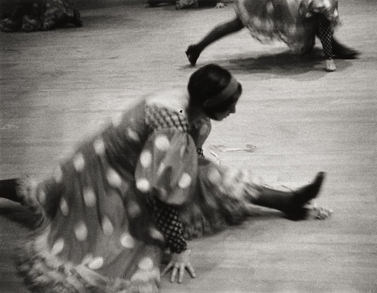 Auf diesem Bild ist das folgende Kunstwerk zu sehen: Ilse Bing. Cancan Dancer, Moulin-Rouge, Paris. 1931.
