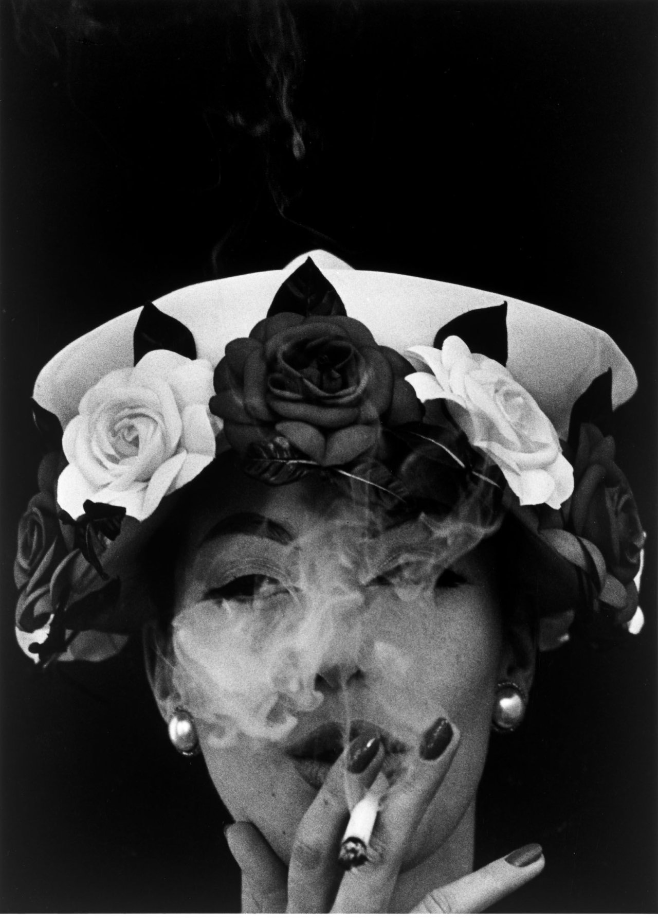 Auf diesem Bild ist das folgende Kunstwerk zu sehen: William Klein. „Hat + 5 Roses, Paris“. 1956.