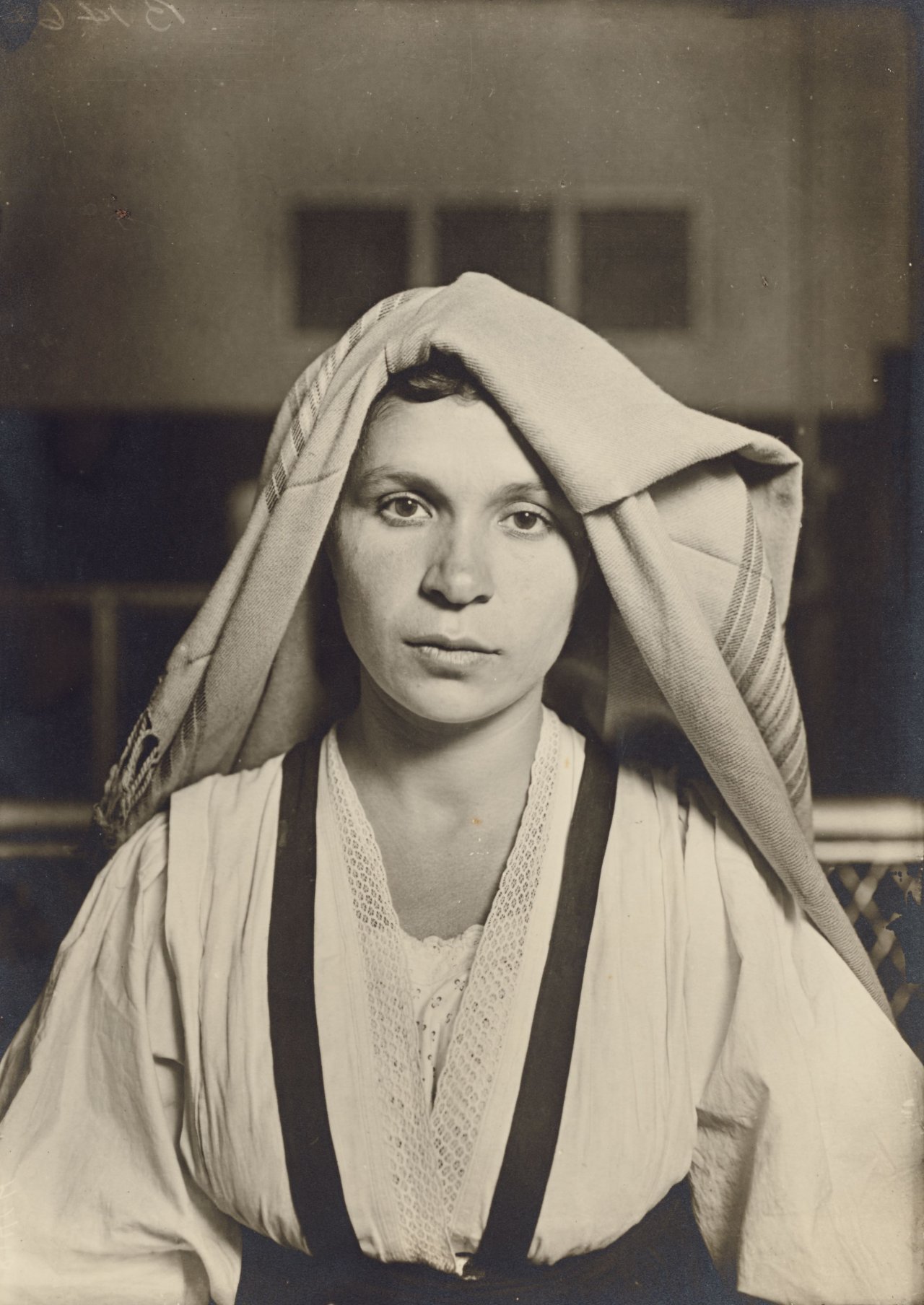 Auf diesem Bild ist das folgende Kunstwerk zu sehen: Lewis W. Hine. An Albanian woman from Italy at Ellis Island. 1905.