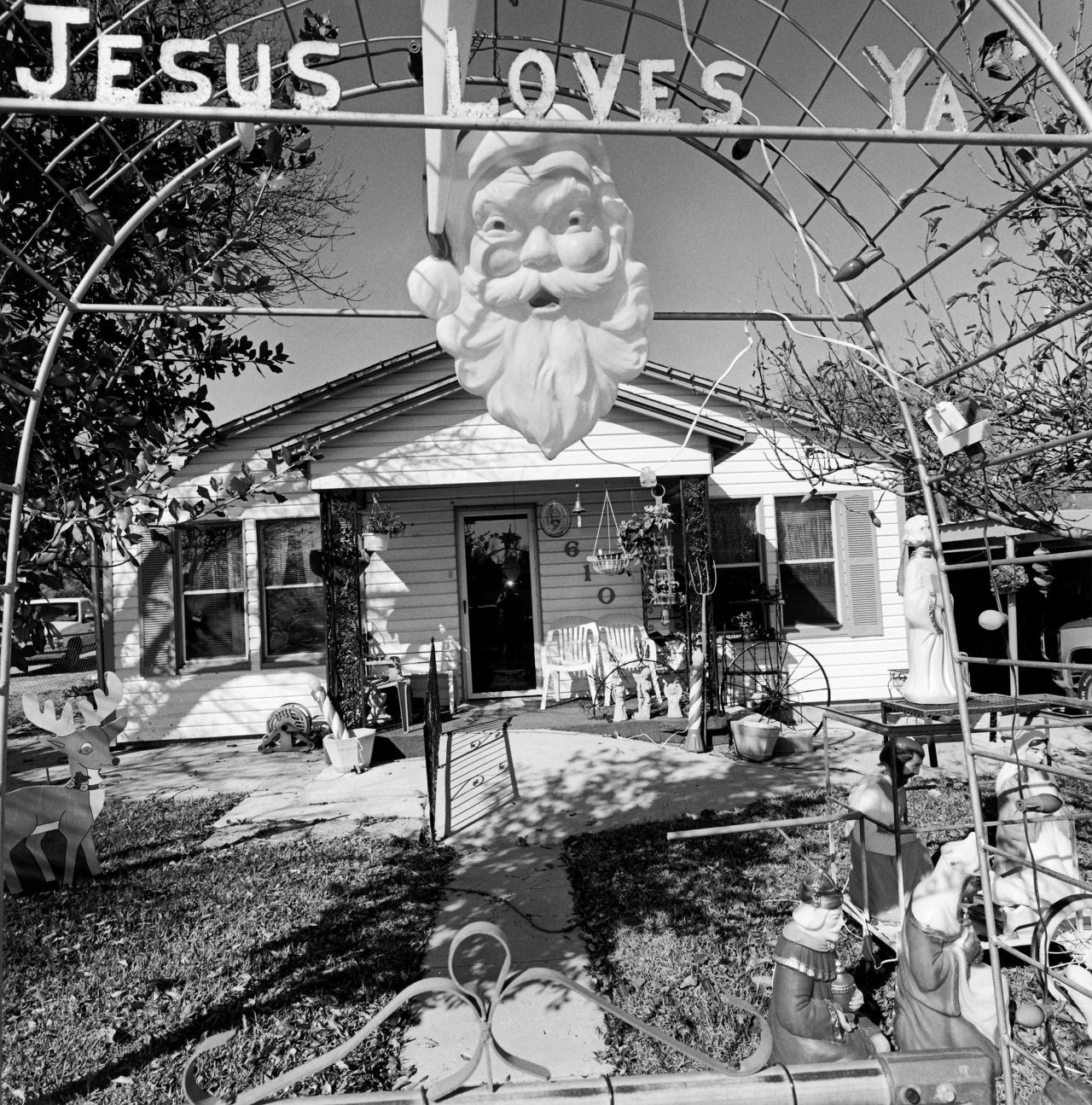 Auf diesem Bild ist das folgende Kunstwerk zu sehen: Lee Friedlander. „San Angelo, Texas“. 1997.