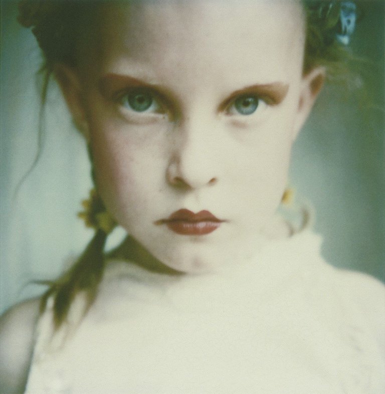 Auf diesem Bild ist das folgende Kunstwerk zu sehen: Sibylle Bergemann. „Elisabeth, Berlin“. 2002.