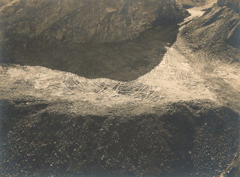 Auf diesem Bild ist das folgende Kunstwerk zu sehen: Josef Ehm. Landschaft bei Prag. 1935.