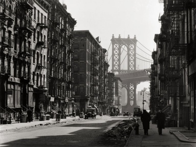 Auf diesem Bild ist das folgende Kunstwerk zu sehen: Berenice Abbott. Pike and Henry Street, New York. 1936.