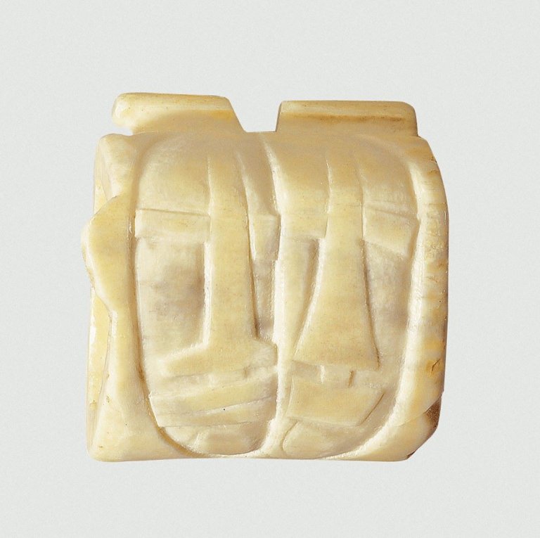 Auf diesem Bild ist das folgende Kunstwerk zu sehen: Karl Schmidt-Rottluff. Ring mit zwei Masken. Um 1943 – 1953.