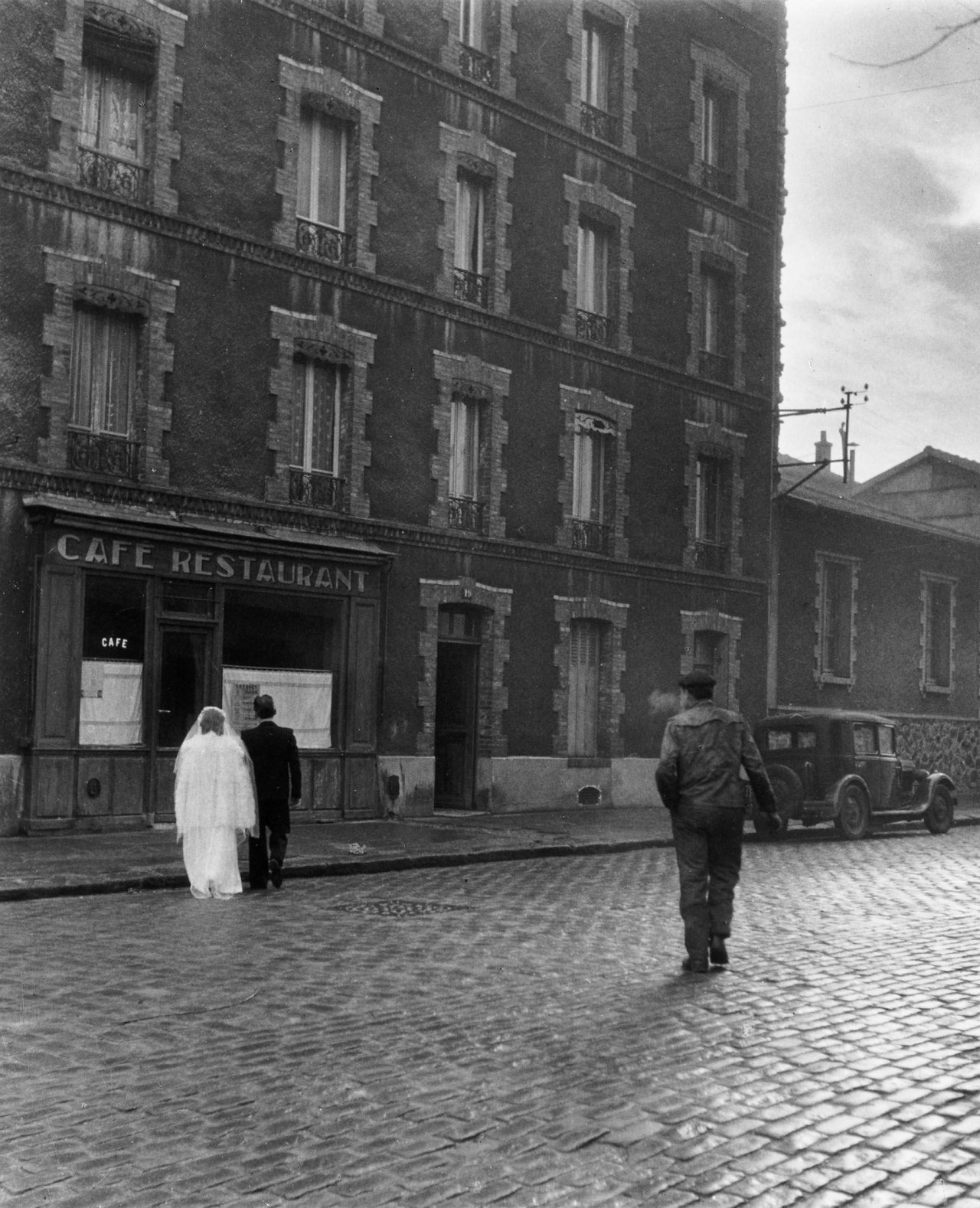 Auf diesem Bild ist das folgende Kunstwerk zu sehen: Robert Doisneau. „La Stricte Intimité“. 1945.